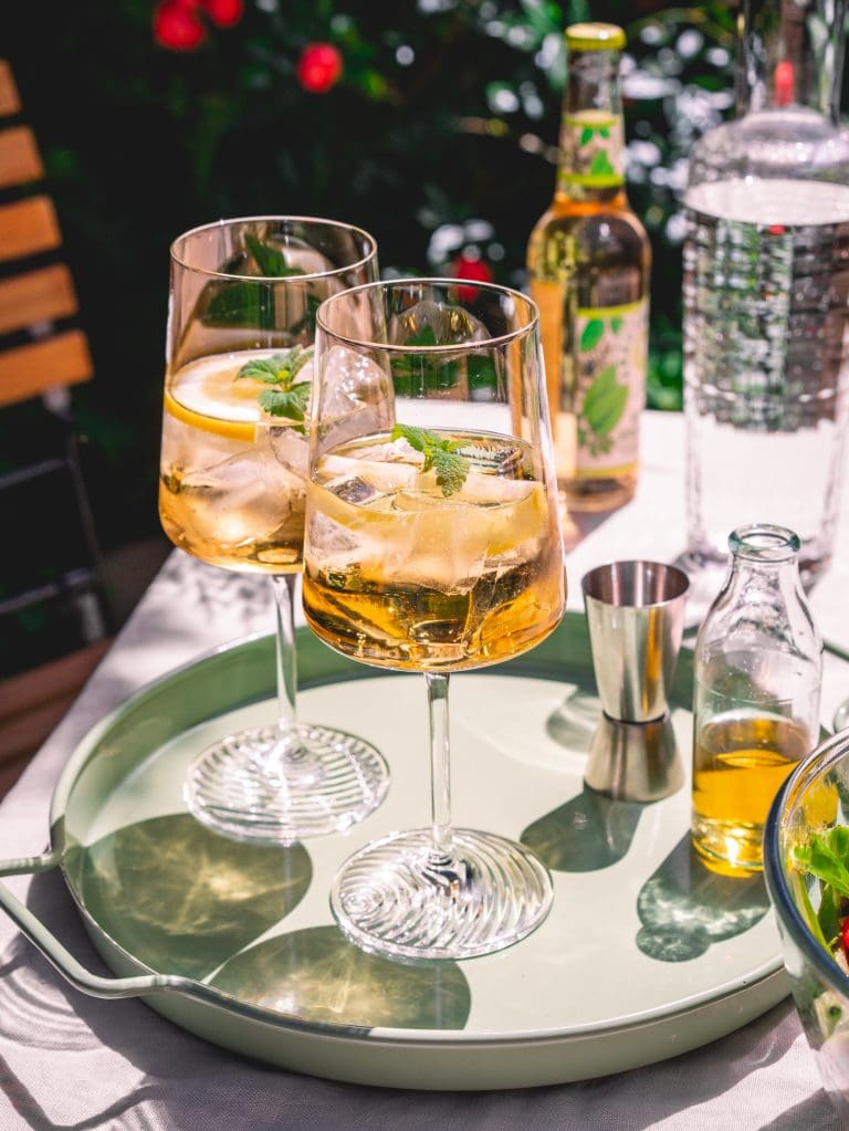 Rezept für unseren Kräuter-Spritz. Schnell zubereitet mit eurer Lieblingskräuterlimonade, Lemon und einem Prickwein.